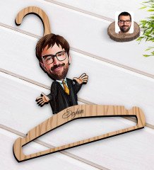 Kişiye Özel Erkek Avukat Karikatürlü Standart Boy Ahşap Elbise Askısı-3