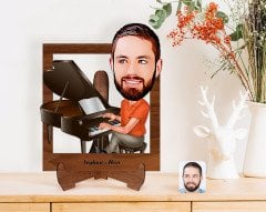 Kişiye Özel Erkek Piyanist Karikatürlü Ahşap Standlı 3D Biblo-1