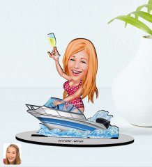 BK Gift Kişiye Özel Tatilci Kadın Karikatürlü Ahşap Biblo Model 3