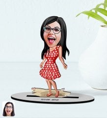 BK Gift Kişiye Özel Tatilci Kadın Karikatürlü Ahşap Biblo Model 4