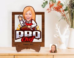 Kişiye Özel Kadın Barbekü Chef Karikatürlü Ahşap Standlı 3D Biblo-1
