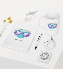 Kişiye Özel Okulda Ünlüyüm Temalı Beyaz Defter Kalem Kupa Ayna Seti - 1