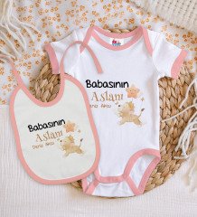 BK Kids Kişiye Özel Babasının Aslanı Tasarımlı Pembe Bebek Body Zıbın ve Mama Önlüğü Hediye Seti
