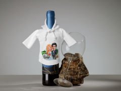 BK Gift Kişiye Özel Sevgililer Karikatürlü Mini Beyaz İçki Şişesi Tişörtü , Ev Bar Dekoru, Viski, Şarap, Votka, Rakı Şişesi Tişörtü, Ev Barı-1