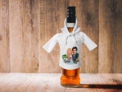 BK Gift Kişiye Özel Sevgililer Karikatürlü Mini Beyaz İçki Şişesi Tişörtü , Ev Bar Dekoru, Viski, Şarap, Votka, Rakı Şişesi Tişörtü, Ev Barı-1