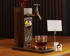 BK Gift Kişiye Özel Kabartma Karikatürlü İsimli Musluklu Ahşap Viski Standı, Viski Çeşmesi, Doğum Günü Hediyesi, Ev Hediyesi, İçecek Dispenseri-1