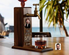 BK Gift Kişiye Özel Kabartma Karikatürlü İsimli Musluklu Ahşap Viski Standı, Viski Çeşmesi, Doğum Günü Hediyesi, Ev Hediyesi, İçecek Dispenseri-2
