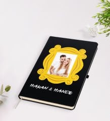 BK Gift Kişiye Özel Fotoğraflı Friends Monica’s Kapı Çerçevesi Tasarımlı Siyah Defter