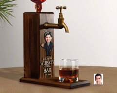 BK Gift Kişiye Özel Kabartma Karikatürlü İsimli Musluklu Ahşap Viski Standı, Viski Çeşmesi, Doğum Günü Hediyesi, Ev Hediyesi, İçecek Dispenseri-4