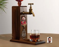 BK Gift Kişiye Özel Kabartma Karikatürlü İsimli Musluklu Ahşap Viski Standı, Viski Çeşmesi, Doğum Günü Hediyesi, Ev Hediyesi, İçecek Dispenseri-5