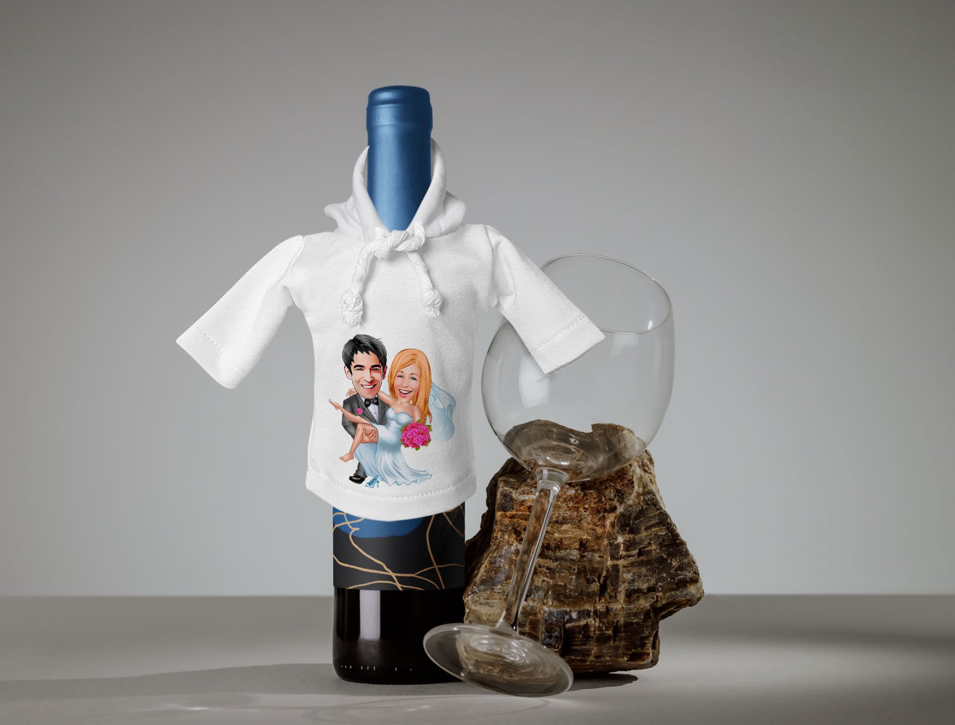 BK Gift Kişiye Özel Sevgililer Karikatürlü Mini Beyaz İçki Şişesi Tişörtü , Ev Bar Dekoru, Viski, Şarap, Votka, Rakı Şişesi Tişörtü, Ev Barı-9