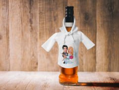 BK Gift Kişiye Özel Sevgililer Karikatürlü Mini Beyaz İçki Şişesi Tişörtü , Ev Bar Dekoru, Viski, Şarap, Votka, Rakı Şişesi Tişörtü, Ev Barı-9