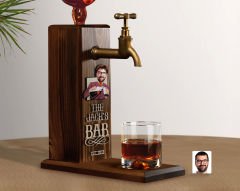 BK Gift Kişiye Özel Kabartma Karikatürlü İsimli Musluklu Ahşap Viski Standı, Viski Çeşmesi, Doğum Günü Hediyesi, Ev Hediyesi, İçecek Dispenseri-7