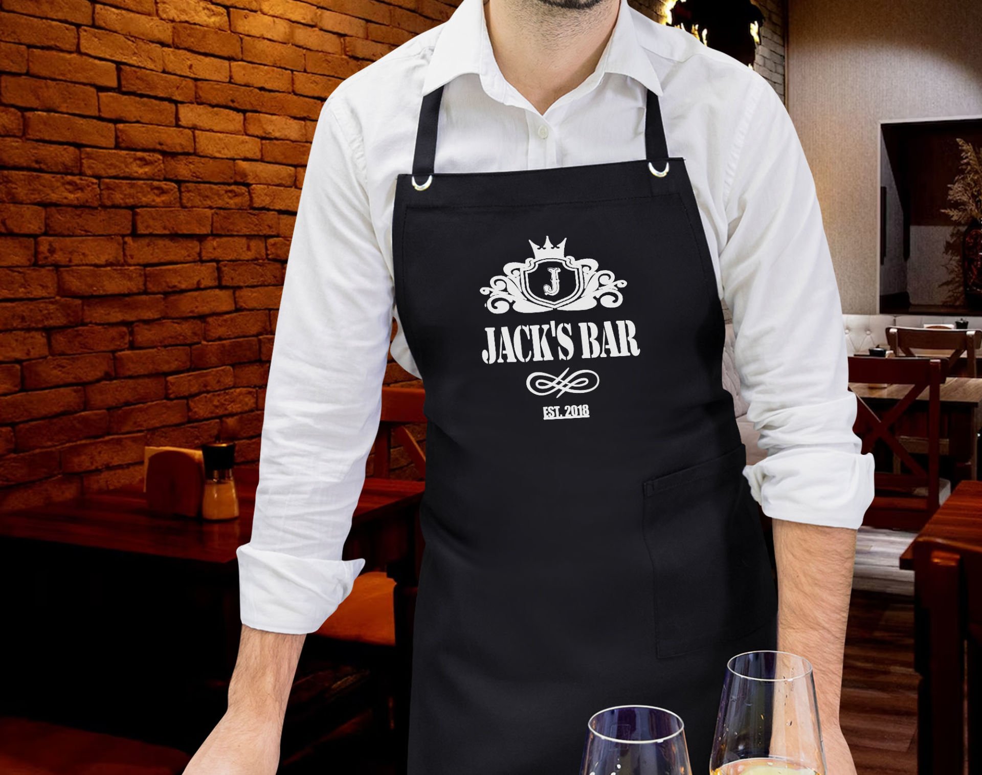 BK Gift Kişiye Özel İsimli Tarihli Bar Tasarımlı Profesyonel Siyah Mutfak Önlüğü, Aşçı Önlüğü, Şef Önlüğü, Arkadaşa Hediye-2