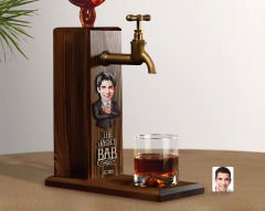 BK Gift Kişiye Özel Kabartma Karikatürlü İsimli Musluklu Ahşap Viski Standı, Viski Çeşmesi, Doğum Günü Hediyesi, Ev Hediyesi, İçecek Dispenseri-8