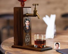 BK Gift Kişiye Özel Kabartma Karikatürlü İsimli Musluklu Ahşap Viski Standı, Viski Çeşmesi, Doğum Günü Hediyesi, Ev Hediyesi, İçecek Dispenseri-8