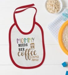 BK Kids Kişiye Özel Mommy Needs Her Coffee Tasarımlı Kırmızı Bebek Mama Önlüğü-1