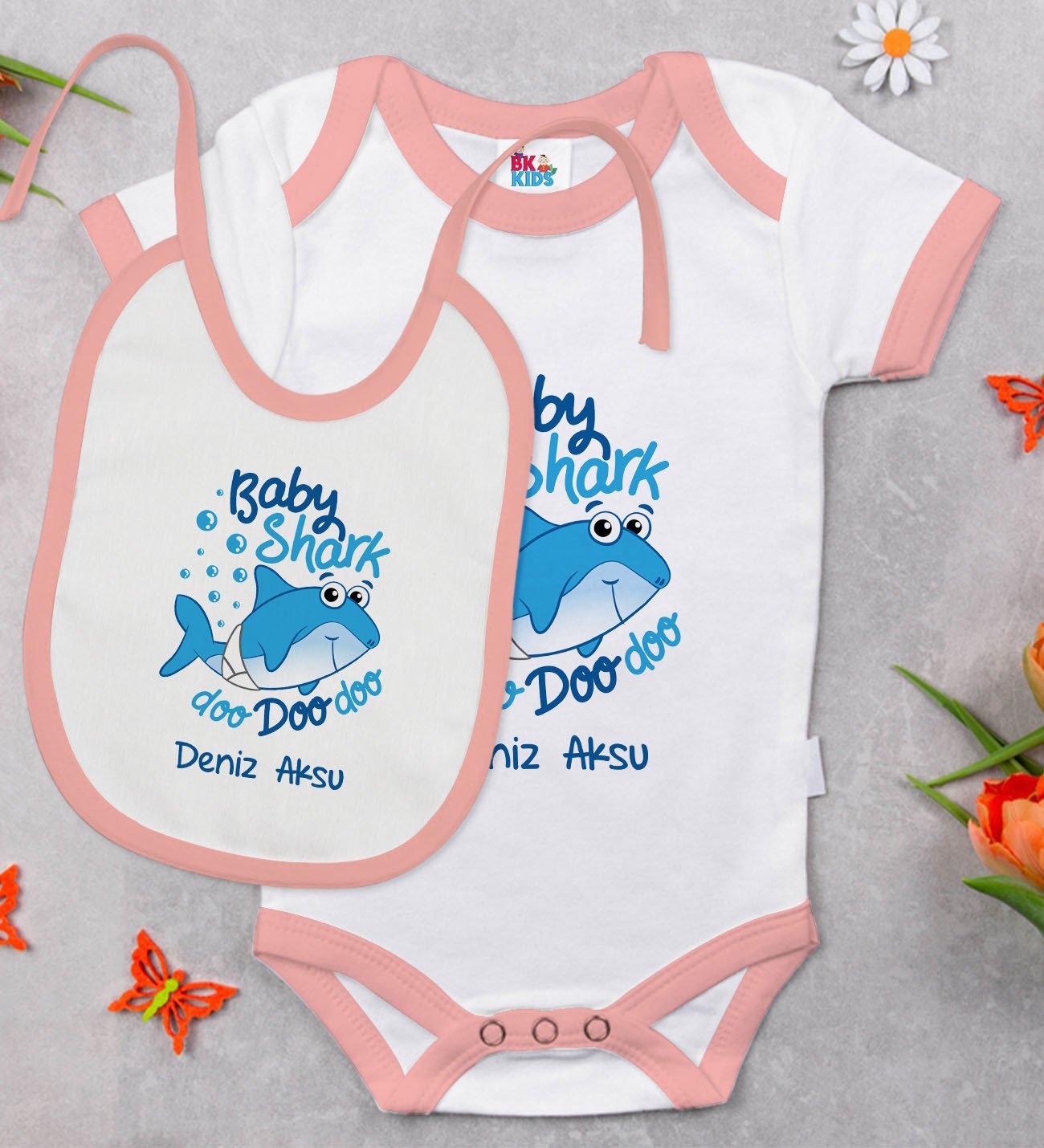 BK Kids Kişiye Özel Baby Shark Tasarımlı Pembe Bebek Body Zıbın ve Mama Önlüğü Hediye Seti