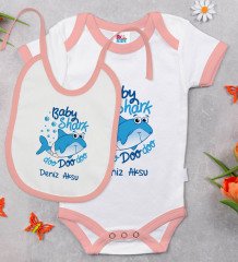 BK Kids Kişiye Özel Baby Shark Tasarımlı Pembe Bebek Body Zıbın ve Mama Önlüğü Hediye Seti