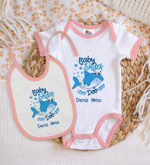 BK Kids Kişiye Özel Baby Shark Tasarımlı Pembe Bebek Body Zıbın ve Mama Önlüğü Hediye Seti