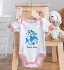 BK Kids Kişiye Özel Baby Shark Tasarımlı Pembe Bebek Body Zıbın ve Mama Önlüğü Hediye Seti