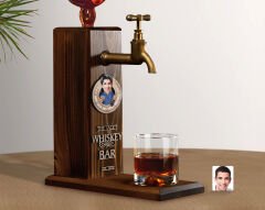 BK Gift Kişiye Özel Kabartma Karikatürlü İsimli Musluklu Ahşap Viski Standı, Viski Çeşmesi, Doğum Günü Hediyesi, Ev Hediyesi, İçecek Dispenseri-14