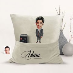 BK Gift Kişiye Özel Boss Baba Karikatür Tasarımlı Organizer Kumanda ve Atıştırmalık Cepli Sarı Kırlent Yastık-7 Arkadaşa Hediye, Cepli Yastık