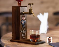 BK Gift Kişiye Özel Kabartma Karikatürlü İsimli Musluklu Ahşap Viski Standı, Viski Çeşmesi, Doğum Günü Hediyesi, Ev Hediyesi, İçecek Dispenseri-15