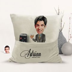BK Gift Kişiye Özel Boss Baba Karikatür Tasarımlı Organizer Kumanda ve Atıştırmalık Cepli Sarı Kırlent Yastık-8 Arkadaşa Hediye, Cepli Yastık