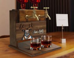 BK Gift Kişiye Özel Kabartma Geyik Tasarımlı Çift Musluklu Doğal Ahşap İçki Standı-1, İçki Standı, Doğum Günü Hediyesi, Ev Hediyesi, Erkek Hediye