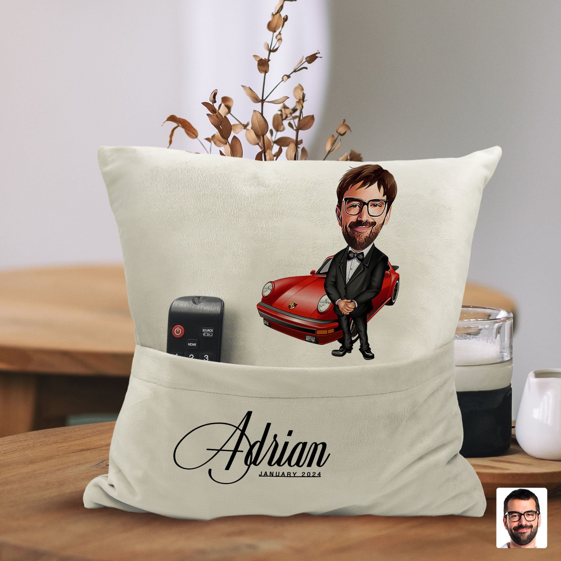 BK Gift Kişiye Özel Boss Baba Karikatür Tasarımlı Organizer Kumanda ve Atıştırmalık Cepli Sarı Kırlent Yastık-9 Arkadaşa Hediye, Cepli Yastık