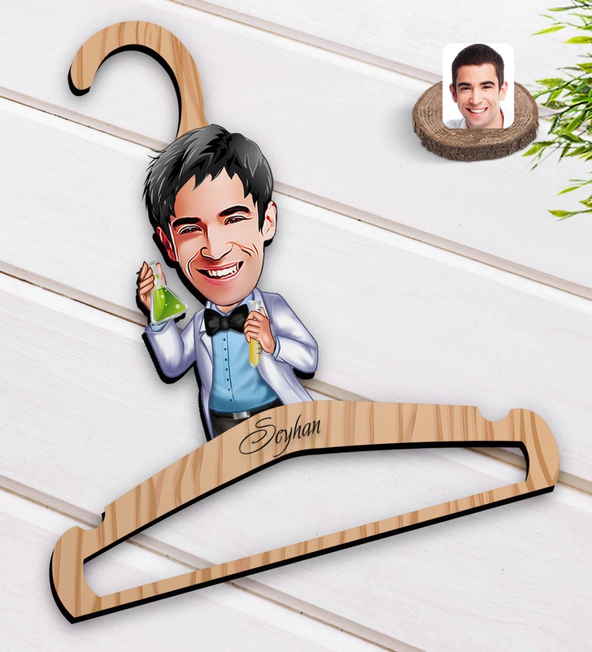 Kişiye Özel Erkek Kimyager Karikatürlü Standart Boy Ahşap Elbise Askısı-2