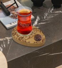 Kişiye Özel Retro Motif Tasarımlı Doğal Ahşap Tabaklı Heybeli Çay Bardağı Sunum Seti Model 3