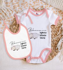 BK Kids Kişiye Özel Babaannesinin Uykucu Kuzusu Tasarımlı Pembe Bebek Body Zıbın ve Mama Önlüğü Hediye Seti