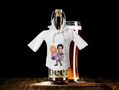 BK Gift Kişiye Özel Sevgililer Karikatürlü Mini Beyaz İçki Şişesi Tişörtü , Ev Bar Dekoru, Viski, Şarap, Votka, Rakı Şişesi Tişörtü, Ev Barı-28