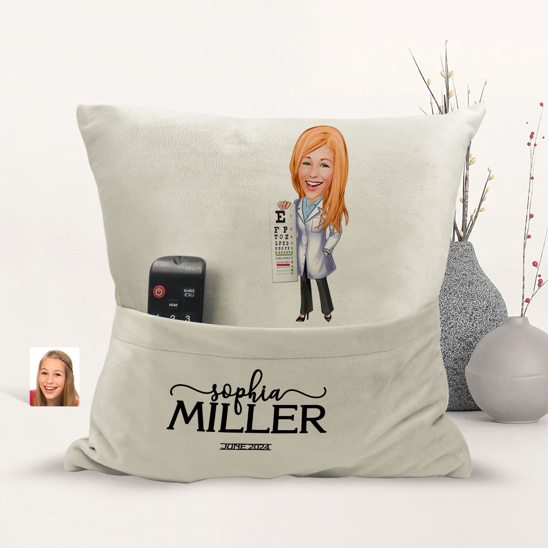BK Gift Kişiye Özel Doktor Karikatür Tasarımlı Organizer Kumanda ve Atıştırmalık Cepli Sarı Kırlent Yastık-7 Arkadaşa Hediye, Cepli Yastık