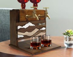 BK Gift Kişiye Özel Kabartma Dağ Tasarımlı Çift Musluklu Doğal Ahşap İçki Standı-1, İçki Standı, Doğum Günü Hediyesi, Ev Hediyesi, Erkek Hediye