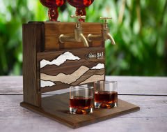 BK Gift Kişiye Özel Kabartma Dağ Tasarımlı Çift Musluklu Doğal Ahşap İçki Standı-1, İçki Standı, Doğum Günü Hediyesi, Ev Hediyesi, Erkek Hediye