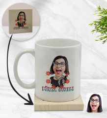 Kişiye Özel Dünya Güzeli Karikatürlü Beyaz Kupa Bardak ve Ahşap Bardak Altlığı Hediye Seti - Model 1