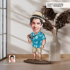 BK Gift Kişiye Özel Tatilci Adam Karikatürlü Büyük Boy Ahşap Biblo-1 Arkadaşa Hediye , Sevgiliye Hediye, Kişiye Özel Biblolar