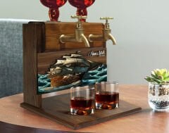 BK Gift Kişiye Özel Kabartma Gemi Tasarımlı Çift Musluklu Doğal Ahşap İçki Standı-15, İçki Standı, Doğum Günü Hediyesi, Ev Hediyesi, Erkek Hediye