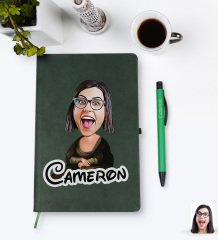 Kişiye Özel Mona Lisa Karikatürlü Yeşil Termo Deri Defter Kalem Seti Model 1