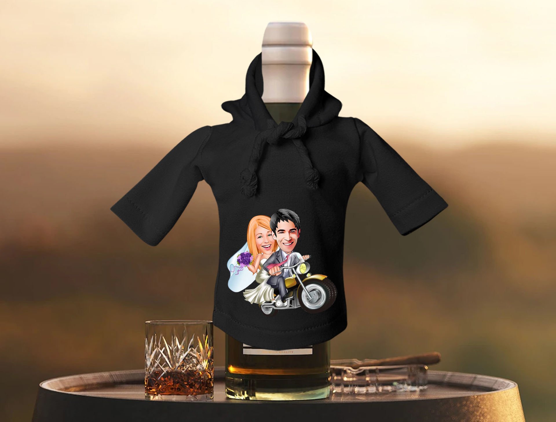 BK Gift Kişiye Özel Sevgililer Karikatürlü Mini Siyah İçki Şişesi Tişörtü , Ev Bar Dekoru, Viski, Şarap, Votka, Rakı Şişesi Tişörtü, Ev Barı-8