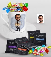 Kişiye Özel Bay Doğum Günü Karikatürlü Türk Kahvesi Fincanı Selamlique Karışık Türk Kahvesi ve Haribo Şeker Hediye Seti-4