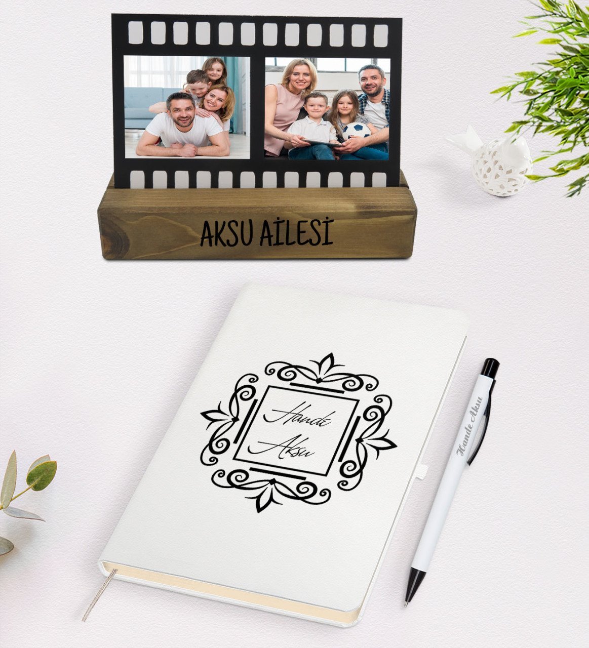 Kişiye Özel 2 Fotoğraflı Film Şeridi Dekoratif Ahşap Stand ve Beyaz Defter Kalem Hediye Seti