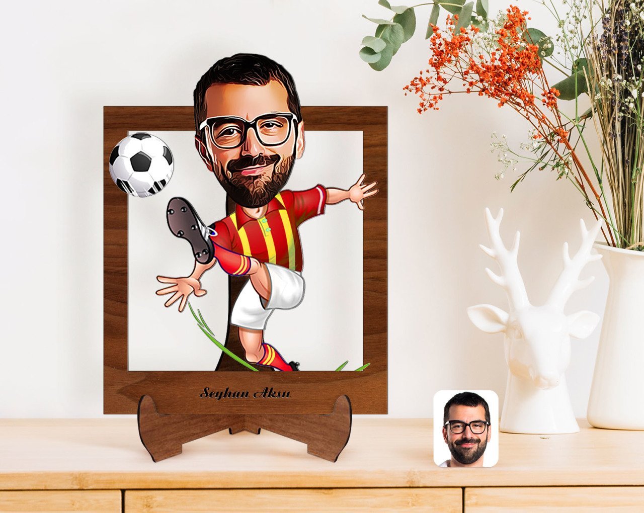 Kişiye Özel Sarı Kırmızı Futbolcu Karikatürlü Ahşap Standlı 3D Biblo-1