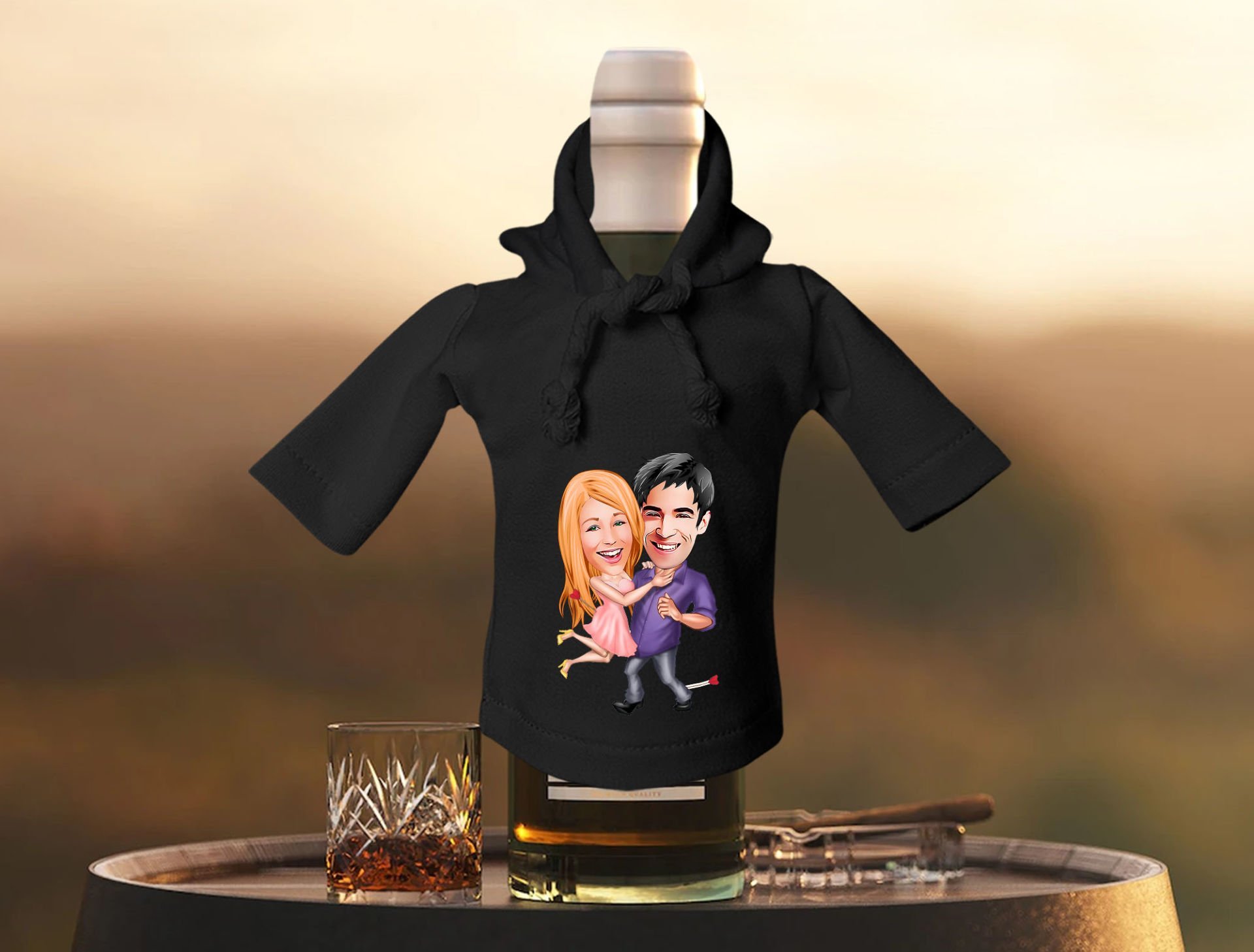 BK Gift Kişiye Özel Sevgililer Karikatürlü Mini Siyah İçki Şişesi Tişörtü , Ev Bar Dekoru, Viski, Şarap, Votka, Rakı Şişesi Tişörtü, Ev Barı-13