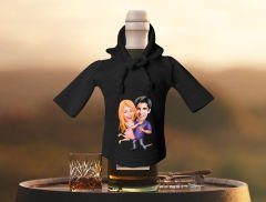 BK Gift Kişiye Özel Sevgililer Karikatürlü Mini Siyah İçki Şişesi Tişörtü , Ev Bar Dekoru, Viski, Şarap, Votka, Rakı Şişesi Tişörtü, Ev Barı-13