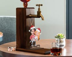 BK Gift Kişiye Özel Yılbaşı Aile Karikatürlü Musluklu Ahşap Viski Standı-3, Viski Çeşmesi, Doğum Günü Hediyesi, İçecek Dispenseri