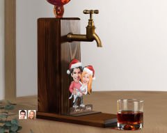 BK Gift Kişiye Özel Yılbaşı Aile Karikatürlü Musluklu Ahşap Viski Standı-3, Viski Çeşmesi, Doğum Günü Hediyesi, İçecek Dispenseri